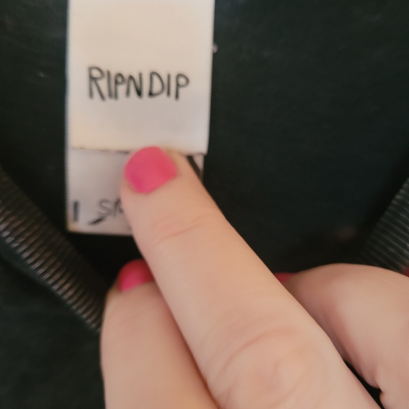 RIPNDIP charcoal T-Shirt with Cat Pocket flipping the bird. - Picture 5 of 8